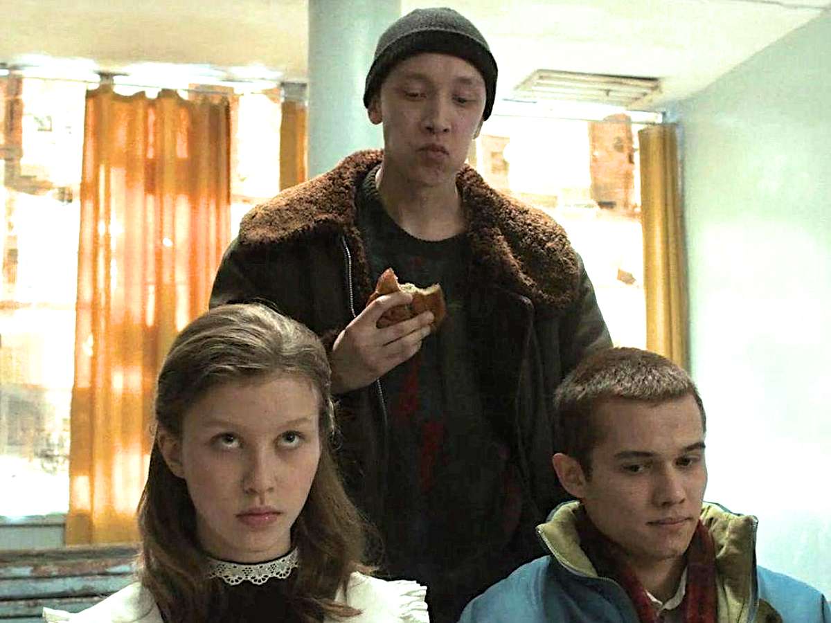 Просто дружба или что-то большее?: звезд «Слова пацана» поймали гуляющих по  центру Москвы