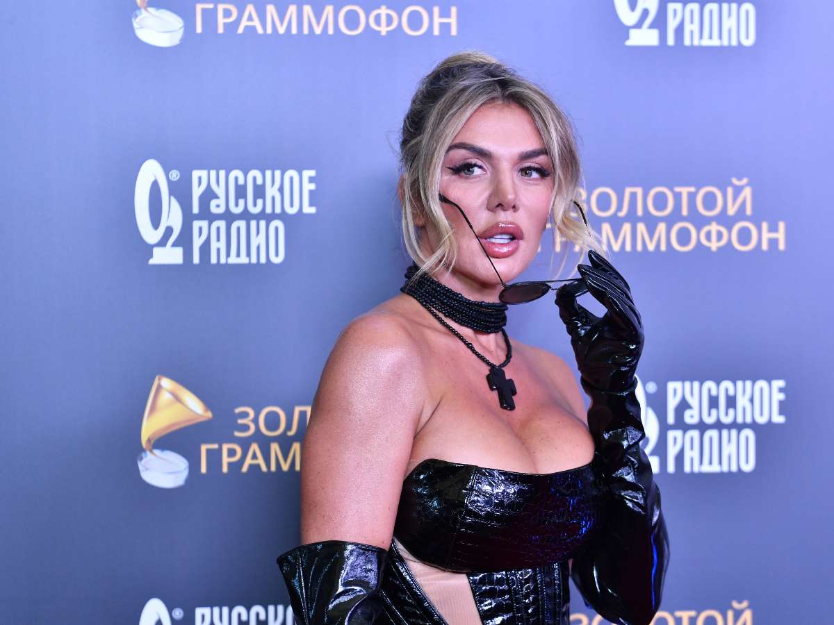 «Пышный пирожок так и выпадает из трусов»: раздевшаяся Седокова сразила наповал