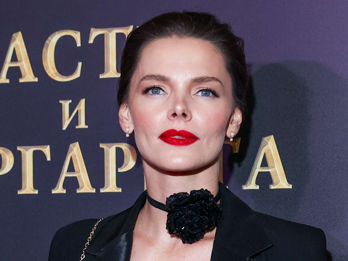 Олар кезек-кезек ер адамның аузына каммин жасайды