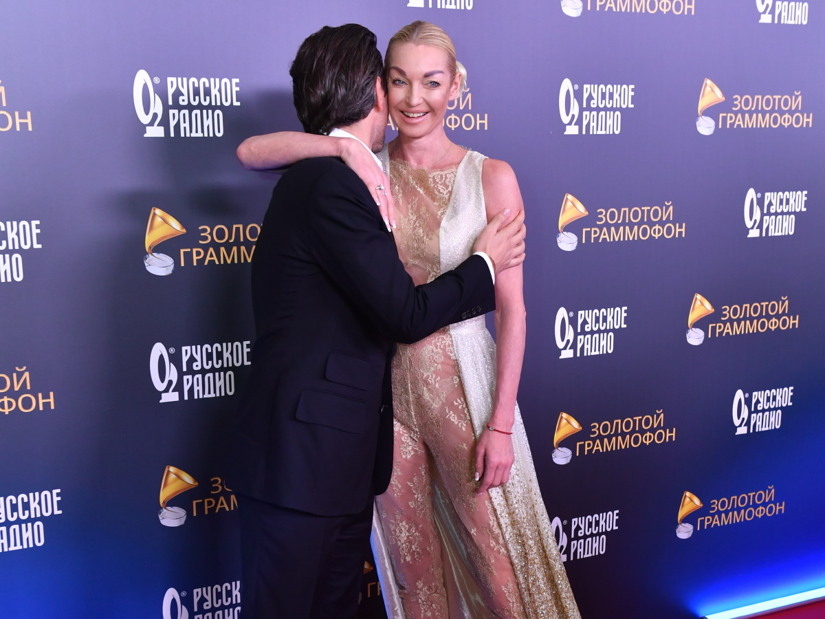 «С хахалем под елочкой»: счастливая Волочкова показала идиллию с новым любовником