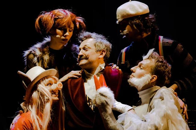 Сцена из спектакля «Каштанка.собака.ру»