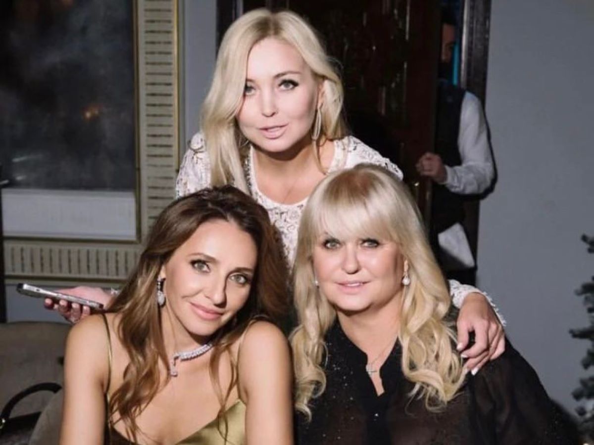 Татьяна Навка с мамой и сестрой