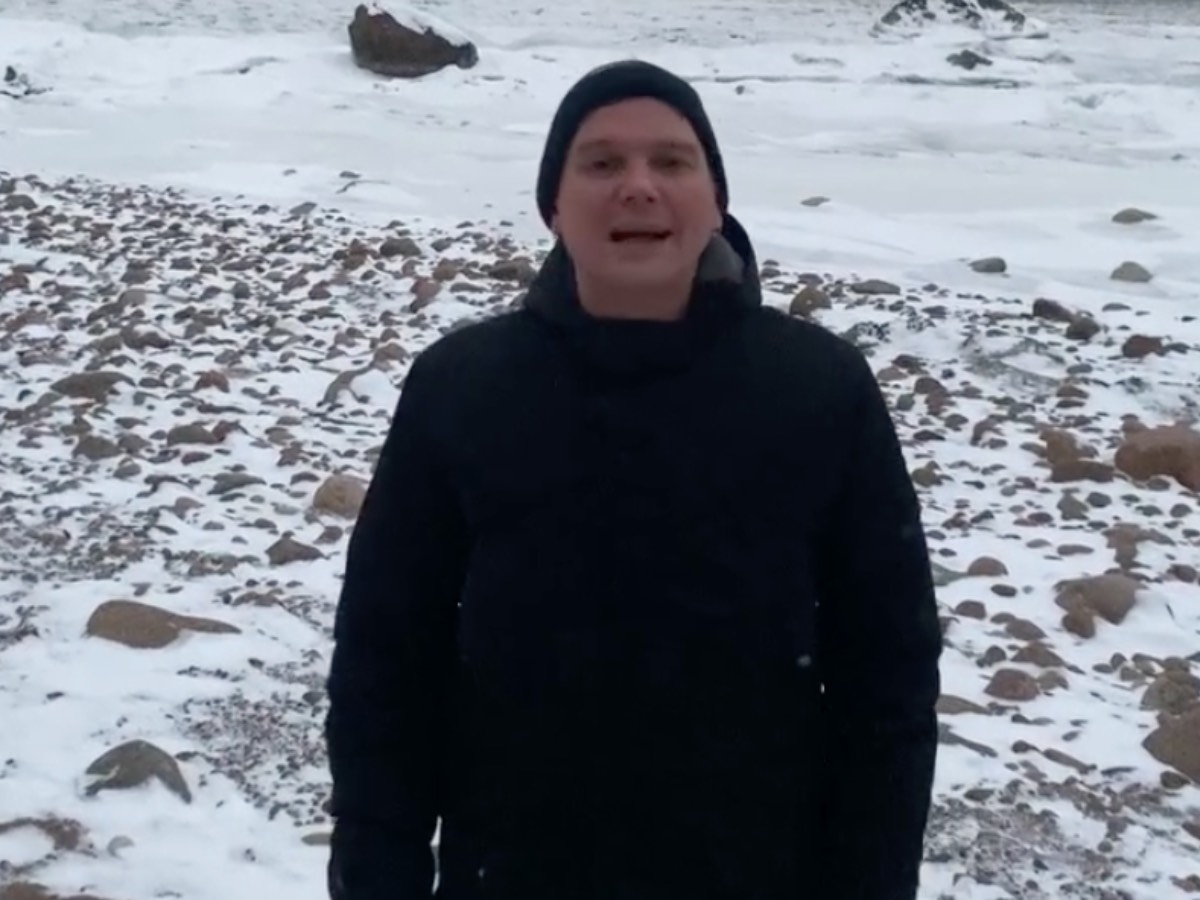 Еще один "голый" скандал: известный музыкант вышел на сцену Санкт-Петербурга в одном носке