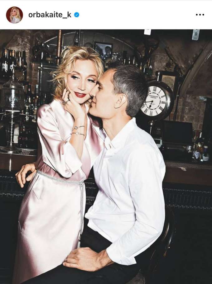 «Выставившая