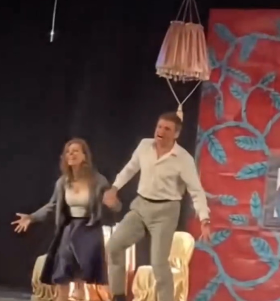 Держались за руки и светились от счастья: покинувшую Россию Арзамасову сняли с другим мужчиной