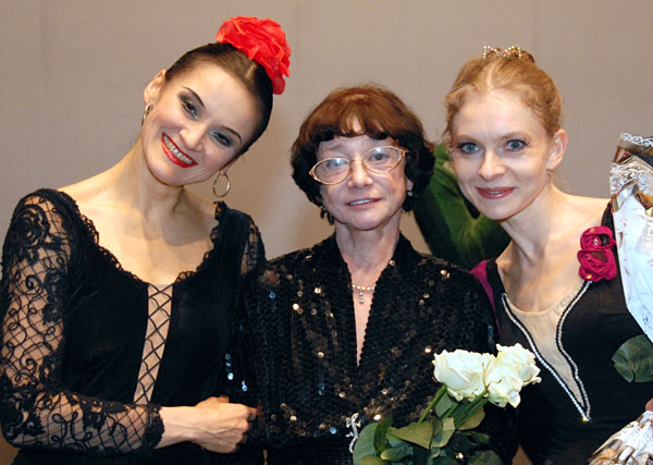 Галина Степаненко (с бантиком) и Екатерина Максимова (в центре)
