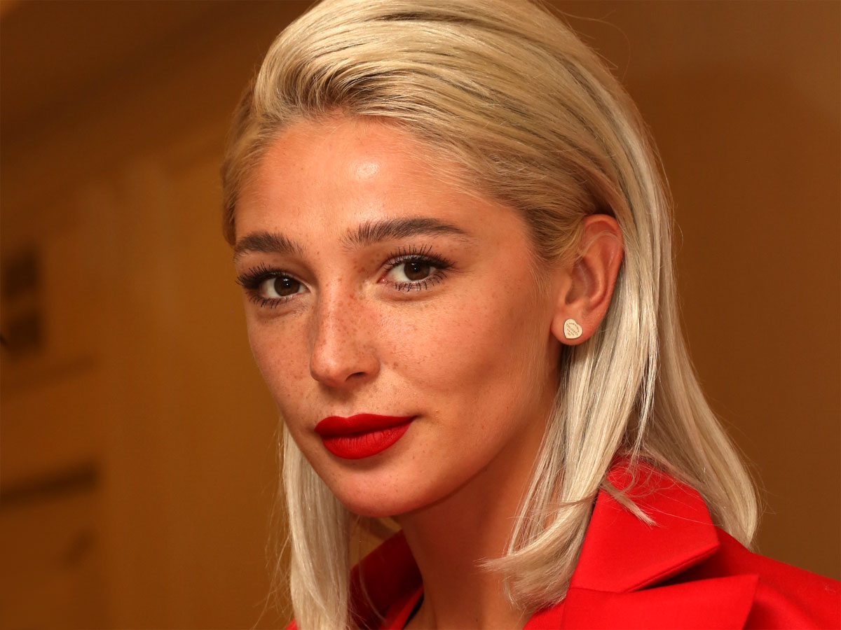 Намылившуюся в Донбасс Настю Ивлееву гонят мокрыми тряпками    