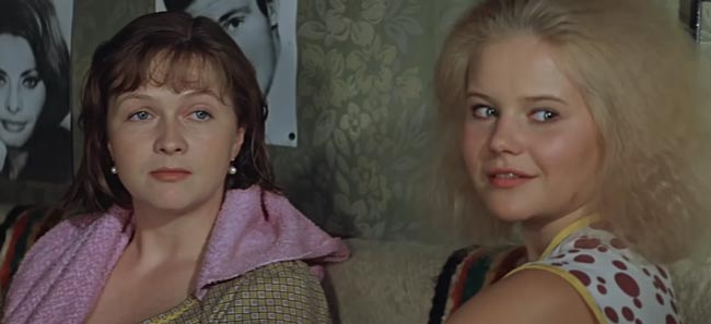 Наталья Гундарева и Вера Трофимова в фильме «Одиноким предоставляется общежитие»