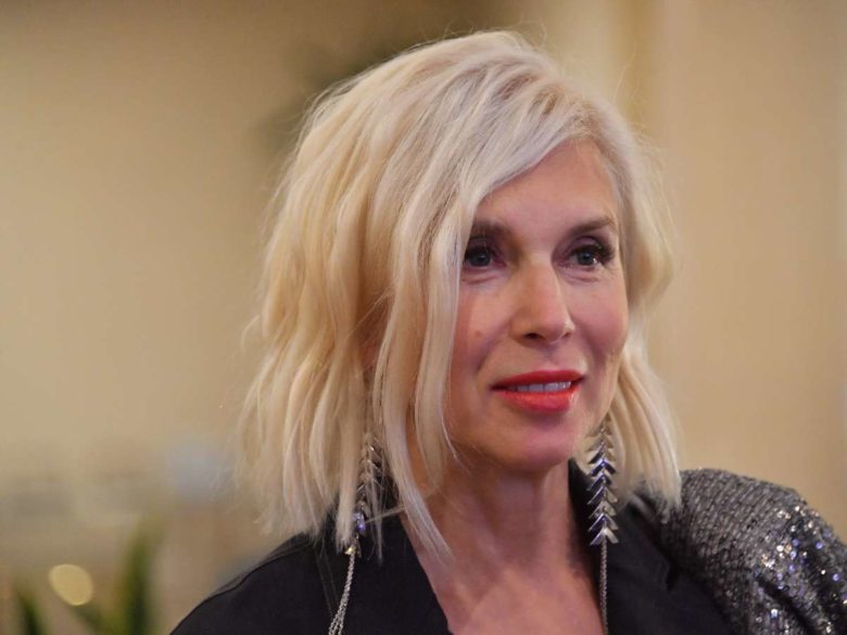 Красивые девушки шатенки. Кэти перри фото. Девушка с гитарой. Деревенский парень. Романтичная девушка.