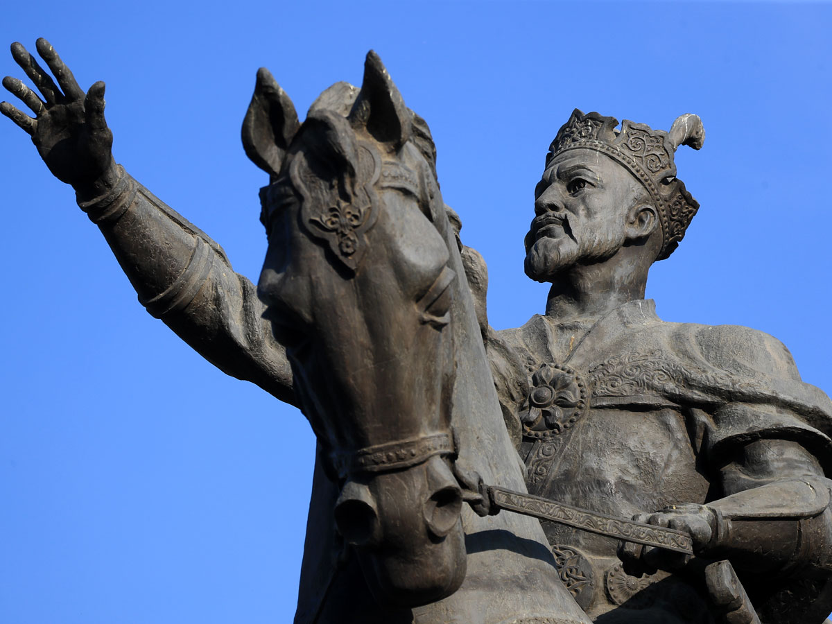 Памятник Тамерлану в центре Ташкента