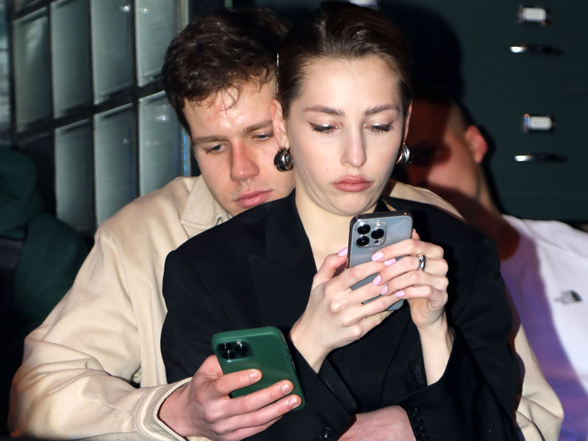 Полина шлет Кузе электронные смайлики и сердечки даже в его объятиях