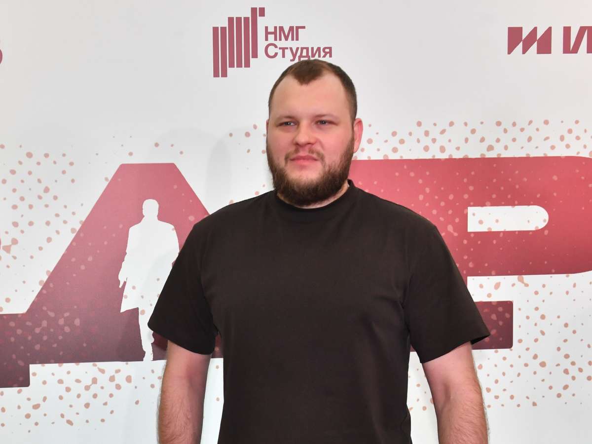 Растут настоящими красавицами: сын Бондарчука вышел в свет с подросшими дочерями