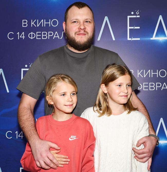 Растут настоящими красавицами: сын Бондарчука вышел в свет с подросшими дочерями