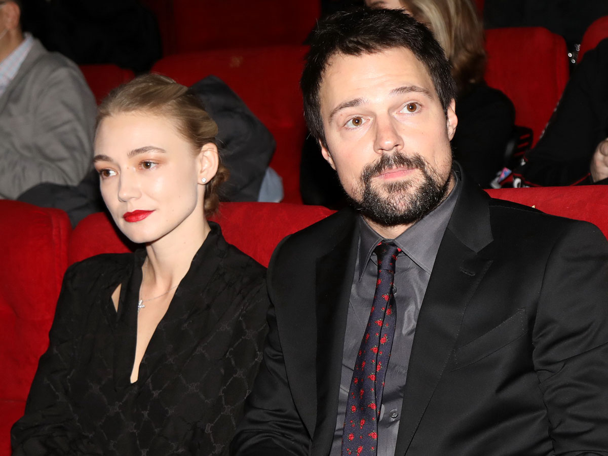 Рядом с Данилой Акиньшина ведет себя на людях очень скованно