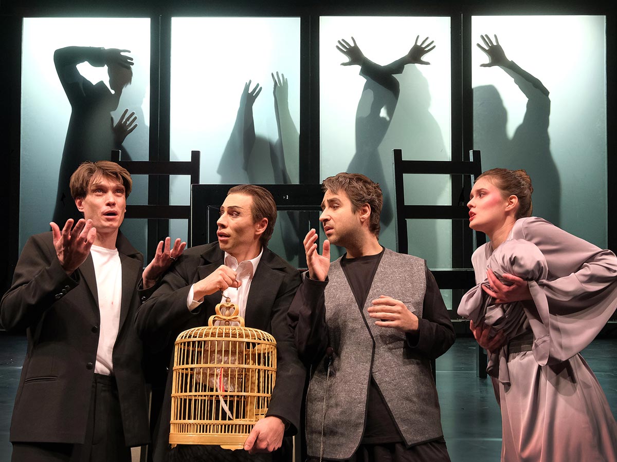 Сцена из спектакля «Чайная»