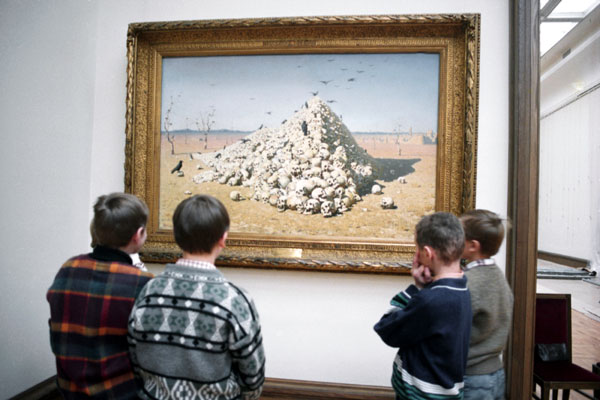 Советские школьники у картины Верещагина «Апофеоз войны» в Третьяковской галерее