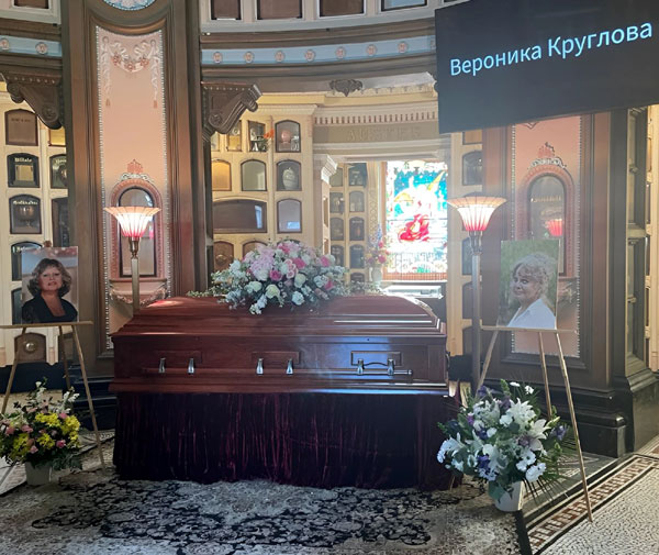 Тело Кругловой ее вдовец Игорь Докторович (на фото ниже) решил кремировать. Такой была последняя воля покойной. Прах размещен в колумбарии кладбища в Сан-Франциско