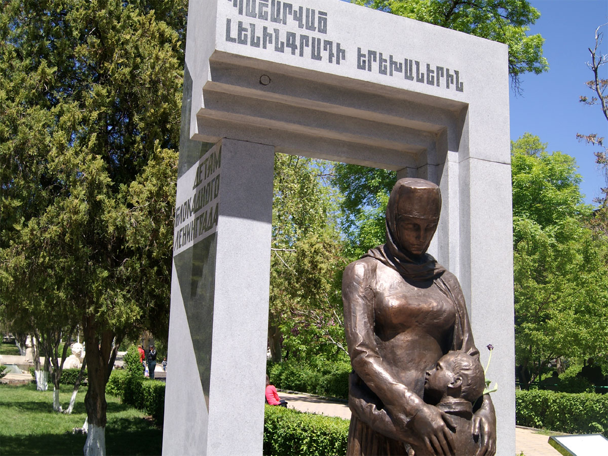 В Ереване мразь осквернила памятник детям-блокадникам