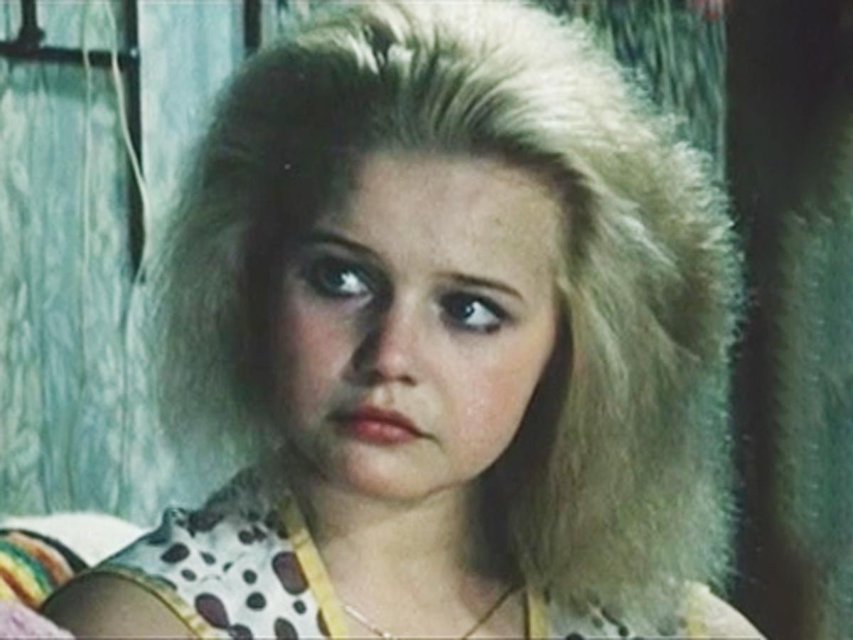 Вера Трофимова в фильме «Одиноким предоставляется общежитие»