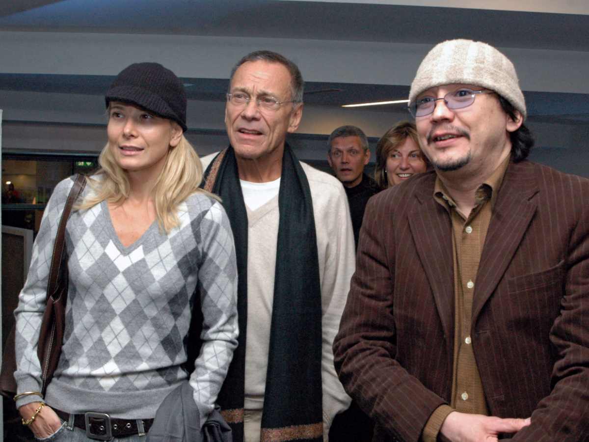 Милые кудряшки и глаза, смотрящие в пол: вот как сейчас выглядит та самая Маша Кончаловская