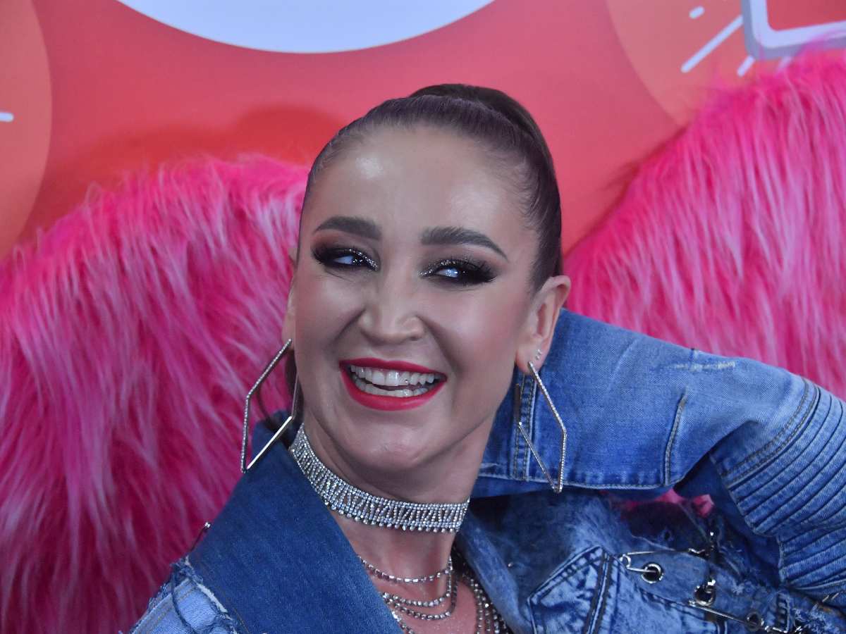 Бузова объявила об отъезде: «До последнего не верила»