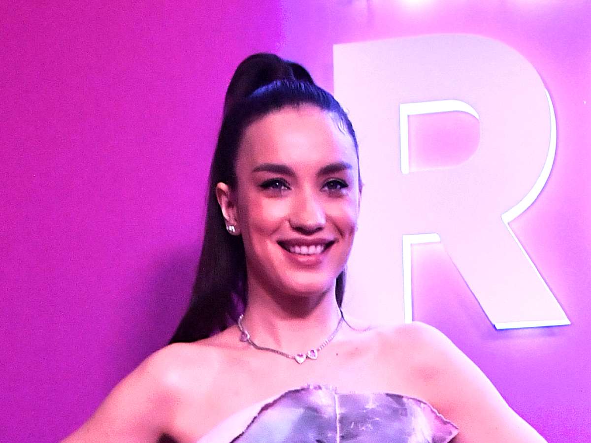 Дайнеко показала свидетельство из ЗАГСа