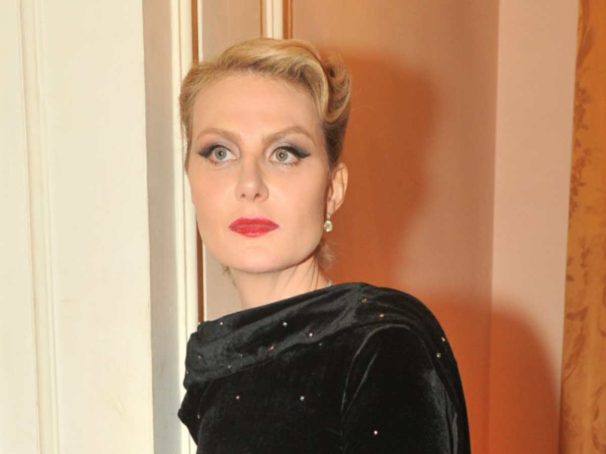 Тощие плечи ввались вперед: Рената Литвинова надирается шампанским, не считая бокалов