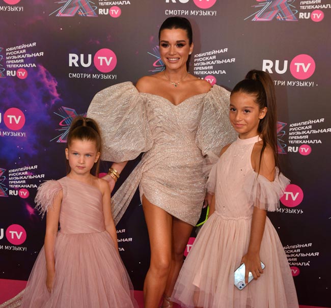 Ксения-Бородина-с-дочерьми-Теоной-и-Марусей