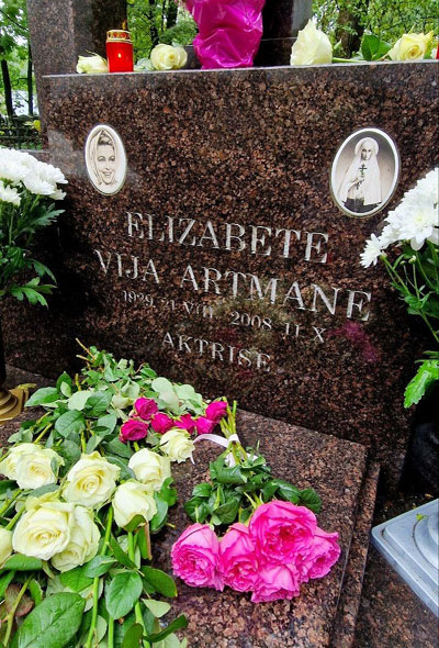 Перед смертью Вия Францевна взяла себе второе имя - Елизавета! - в честь английской королевы