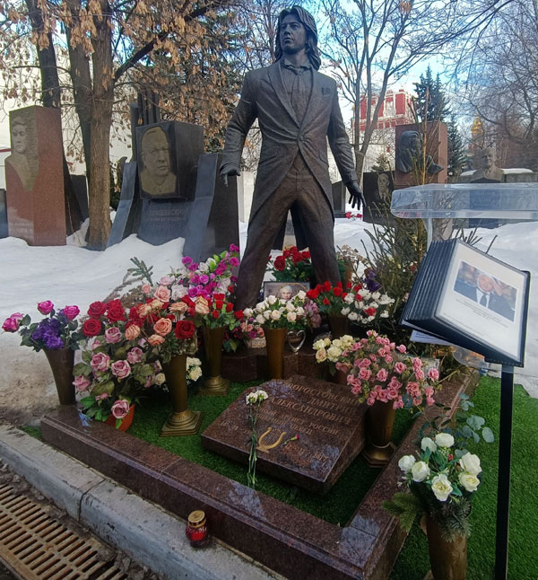 Поклонники Дмитрия Хворостовcкого трепетно ухаживают за местом захоронения его праха