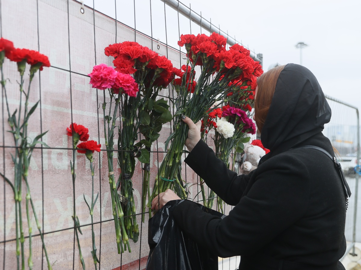 Люди несут цветы к Crocus City Hall «То, чем мы можем их хоть как-то поддержать»: кто из звезд пожертвовал деньги пострадавшим в «Крокусе»