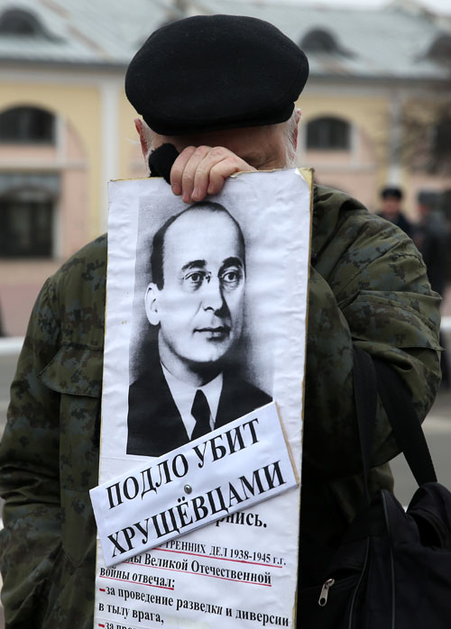Участник митинга в Рязани, посвященного 101-й годовщине Октябрьской революции