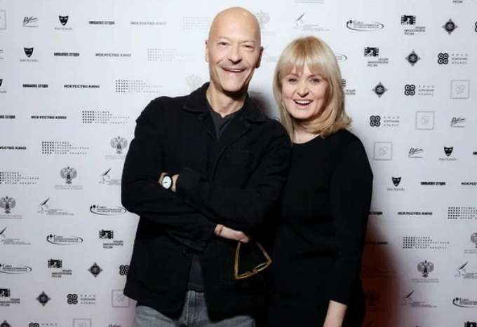 Бондарчук без обручального кольца вышел на публику с другой женщиной: так и светится от счастья