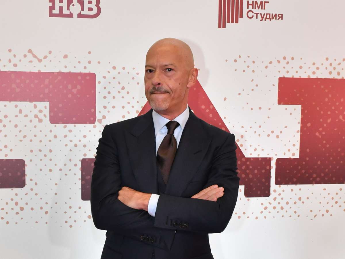 Бондарчук без обручального кольца вышел на публику с другой женщиной: так и светится от счастья