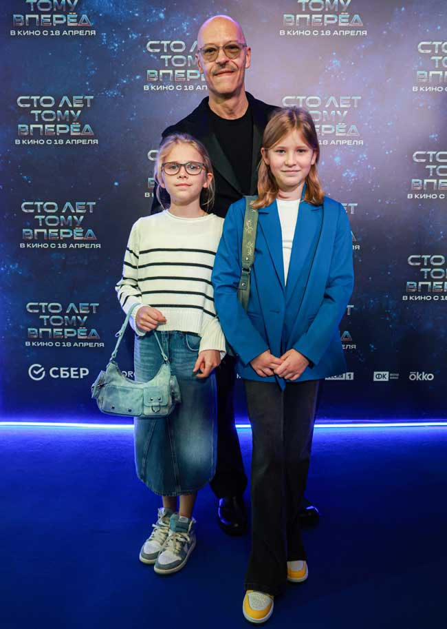 «Словно молодой папа»: Федор Бондарчук вывел в свет подросших внучек