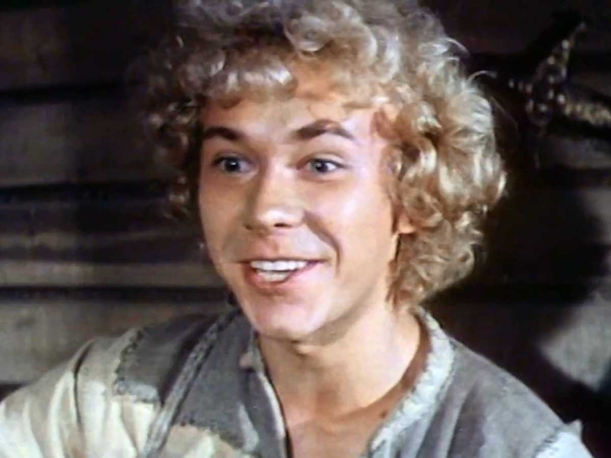 Похоронил «Мальвину» и не снимает обручального кольца: как живет «Иван-подкидыш» из сказки «После дождичка в четверг»