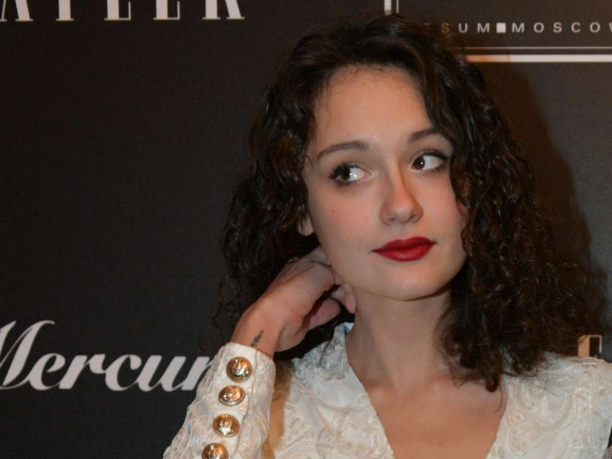 «Выпал из окна»: расплакавшаяся Кончаловская рассказала о несчастье в семье