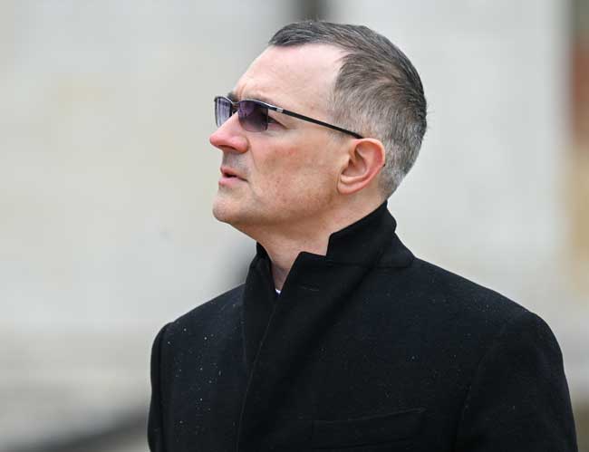 Актер Егор Бероев впервые за долгое время вышел в свет: поседел и спрятал глаза за очками