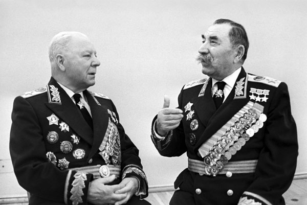 Клим Ворошилов (слева) и Семен Буденный в 1968 году