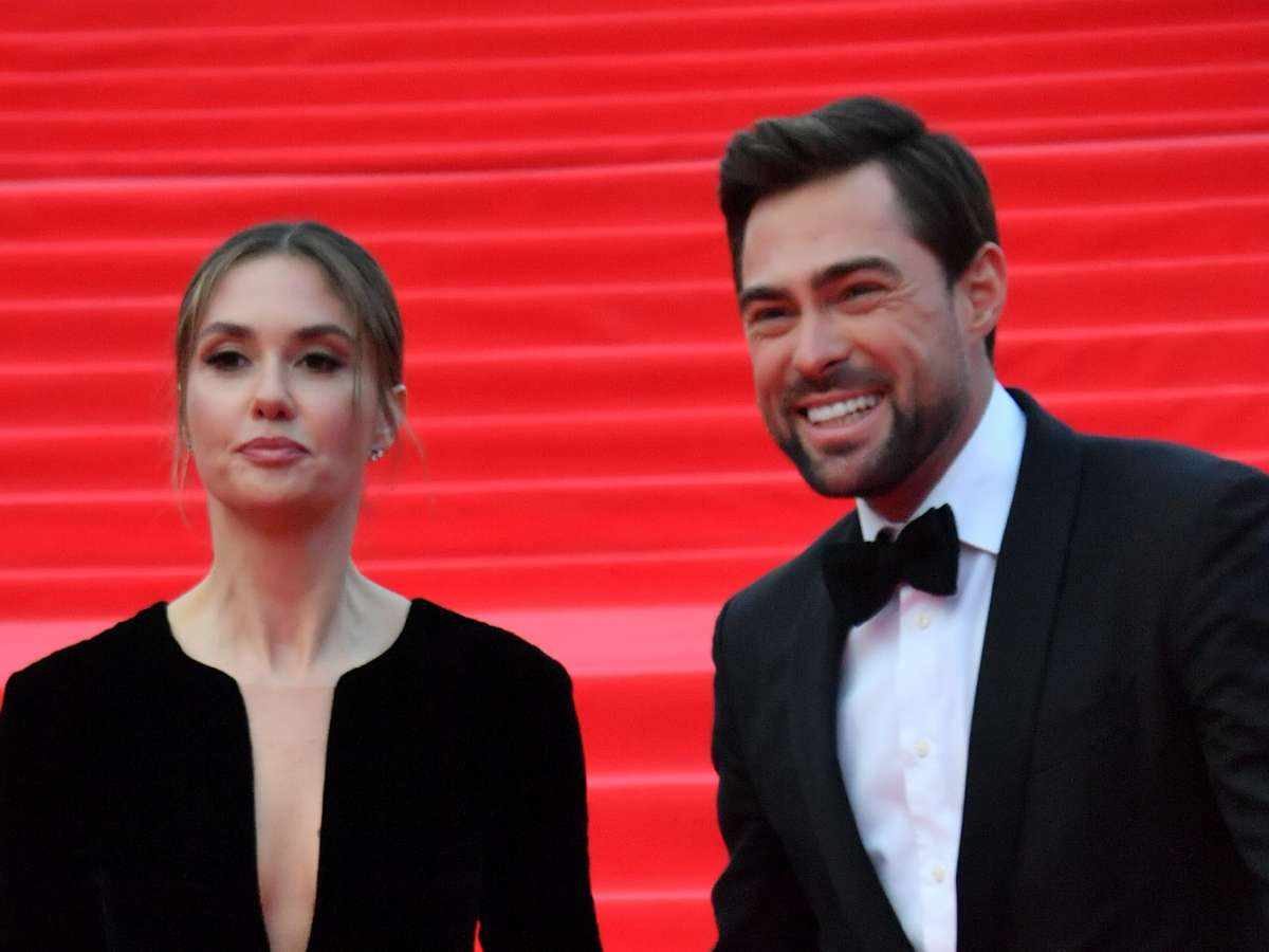 «У нас почти сразу случилось вот это вот, щелкнуло»: Чуйков и Муцениеце впервые о своих чувствах после поцелуя на сцене