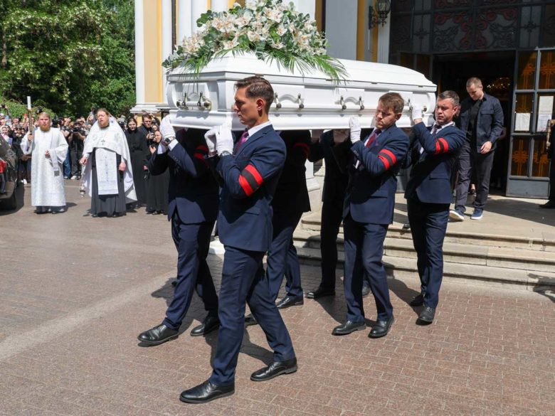 Вынос гроба на церемонии прощания с Анастасией Заворотнюк