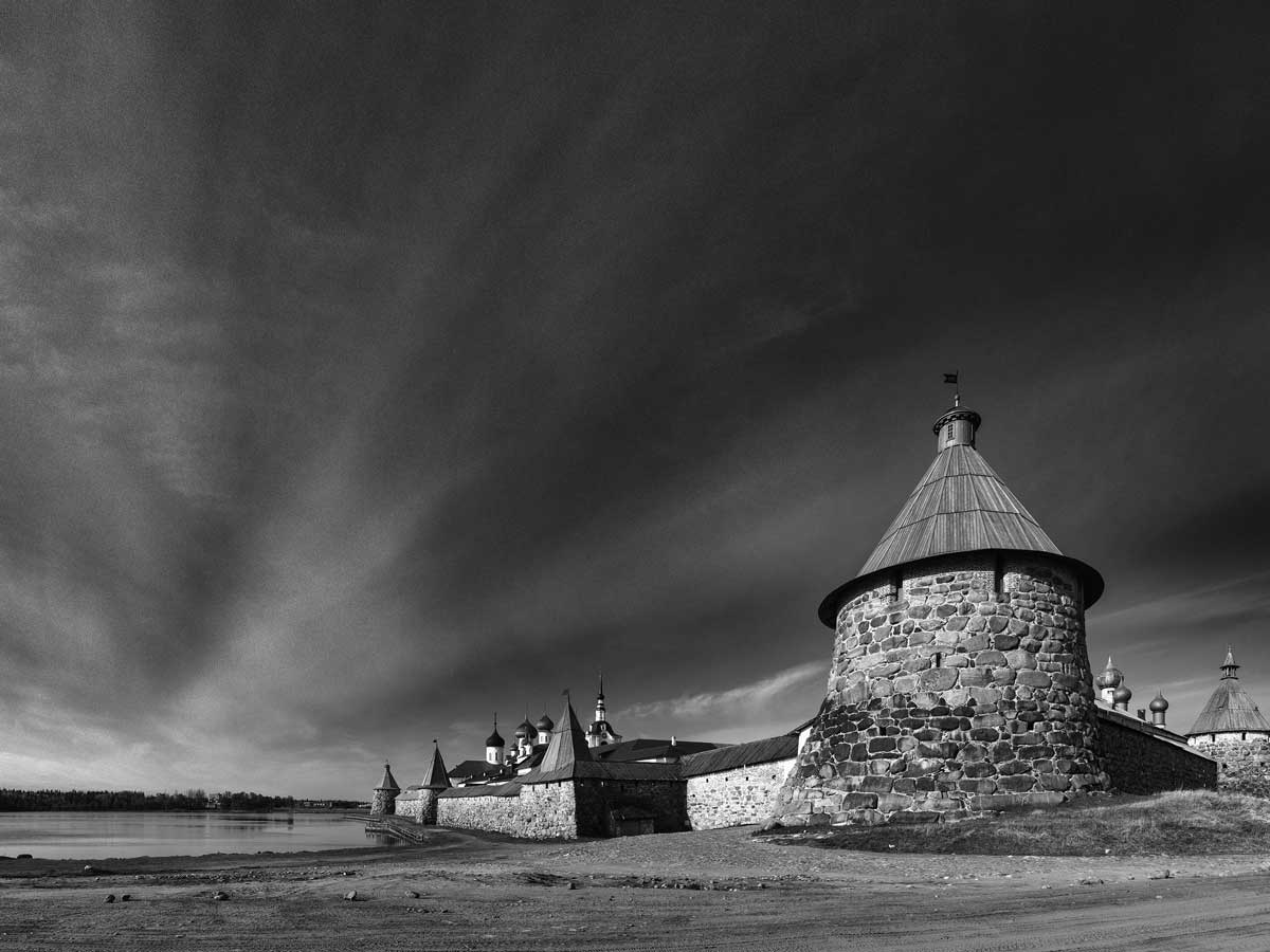 Выставка в Новой Третьяковке: «Стена и Слово. Русский монастырь на границе с небом. Эдуард Бояков, Михаил Розанов»