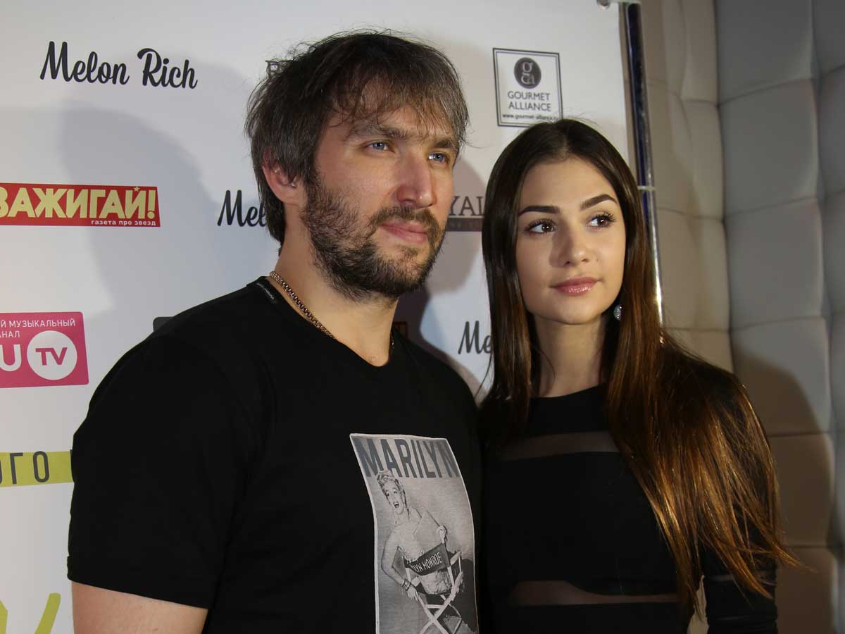 Александр Овечкин и Анастасия Шубская Ничего милее вы не видели: маленькие сыновья поздравили Александра Овечкина с рекордом (видео)