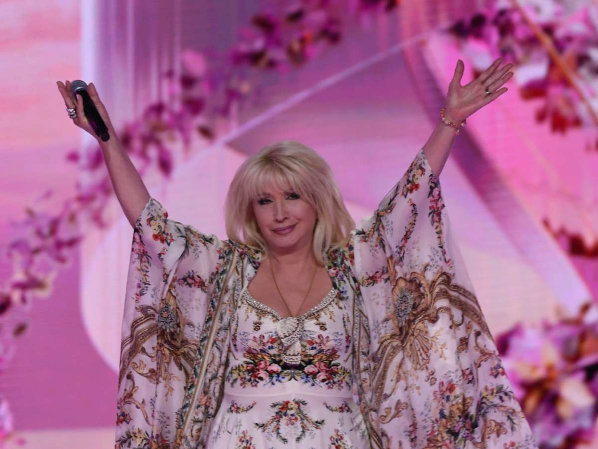 Шальная императрица ругалась, а ее помощники матерились и били по аппаратуре журналистов: Ирина Аллегрова оскандалилась на «Новой волне»