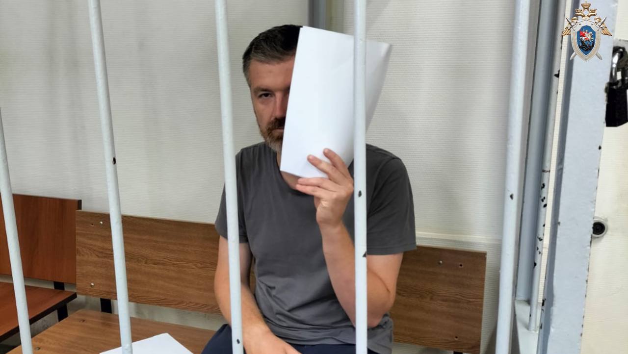 Следы веревок на запястьях и сбитые костяшки пальцев: Александр Липатов, убивший свою семью, в суде прятал лицо