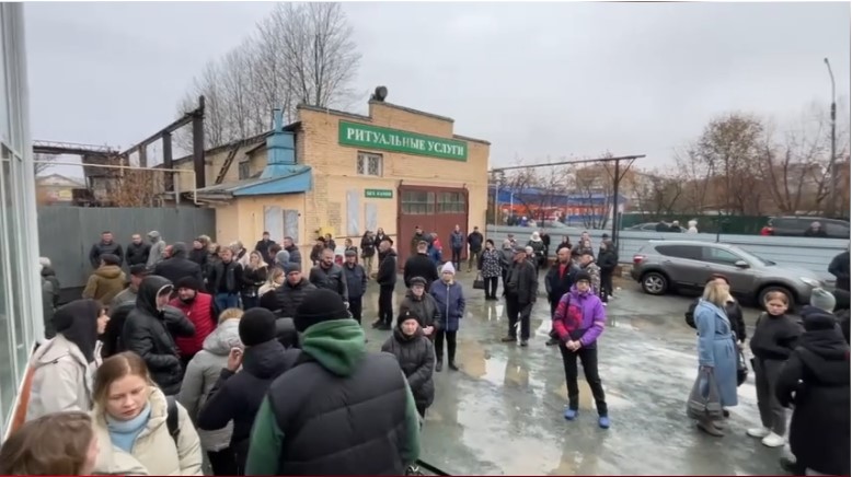 Белый гроб под защитным куполом, силовики через каждые пять метров: как прошли похороны Елены Сарафановой, убийство которой вызвало погромы