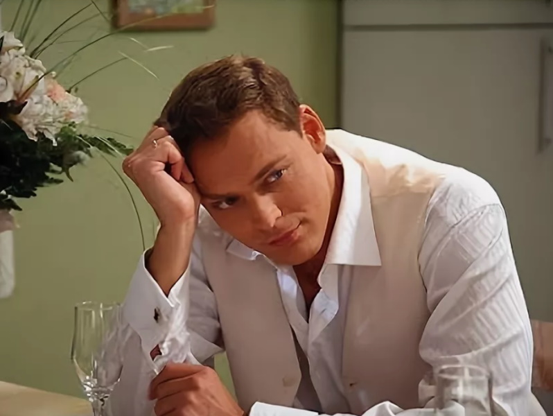  От Василия Степанова из «Обитаемого острова» до Ильи Глинникова из «Интернов»: российские актеры, которые ушли из кино на пике славы