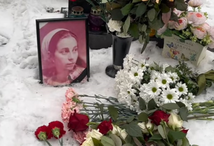 Скромные цветы и засыпанный снегом памятник: как выглядит могила «Доктора Лизы», которая спасала чужие жизни, а свою не уберегла