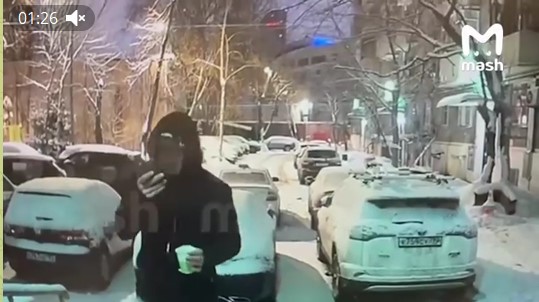 «Топтался у двери, шатался и записывал голосовые сообщения»: камера запечатлела последние минуты жизни Яниса Тиммы