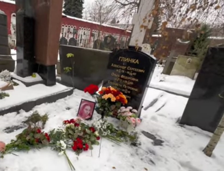 Скромные цветы и засыпанный снегом памятник: как выглядит могила «Доктора Лизы», которая спасала чужие жизни, а свою не уберегла